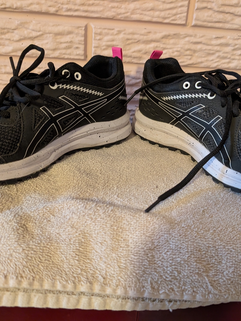 Asics Black Women Athletic Sneakers with Pink Heel Tabs 8.5